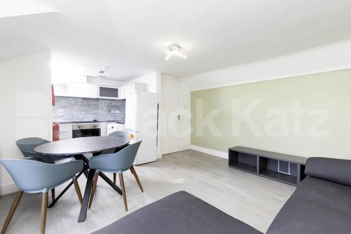 refurbished split level top floor 1 bedroom property in Clapton Thistlewaite Road, Clapton